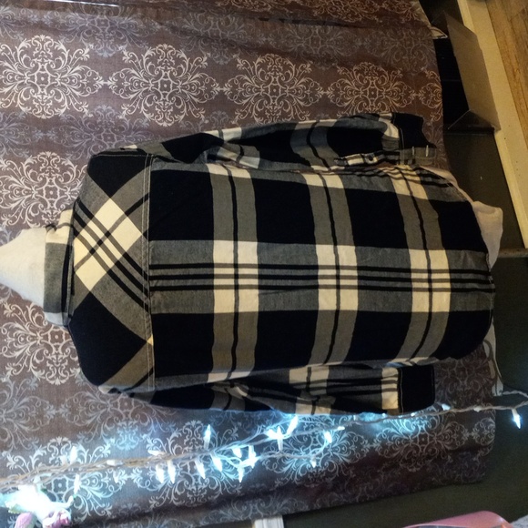 Collared two button front black and white flannel cotton very soft - Picture 2 of 4